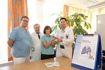 Das Team vom Fürther Klinikum erklärt Patienten gerne, wie sie mit einem Peak-Flow-Meter zurechtkommen. Foto: Mile Cindric