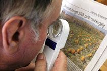 Mit Lupen und Vergrößerungsgläsern lassen sich auch Details problemlos erkennen. Foto: Roland Fengler