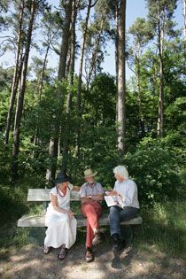 Auf Exkursionen erläutert der Erlanger Jürgen Sandweg (re.) die historischen Dimensionen der Landschaften, die man durch aufmerksames Gehen erfahren kann. Foto: Mile Cindric