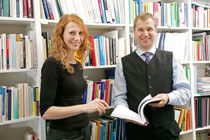 psychogerontologen_01 »Wichtig ist das Gefühl, dass die Beziehung ausgewogen ist«: Professor Frieder Lang und Doktorandin Jenny Wagner stellen das Ergebnis ihrer Studie vor. Foto: Mile Cindric