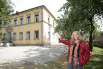 schmitt_rosi._01jpg Rosi Schmitt weist auf das Haus, in dem sich alte, demente Menschen wohlfühlen sollen. Foto: Mile Cindric