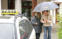 Hilfsbereite Taxerer: Beim neuen Service holen die Fahrer ihre Kunden an der Wohnungstür ab und geleiten sie zum Wagen. Foto: Michael Matejka