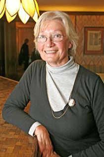 wilz_01 Lisa Wilz, Jahrgang 1941, ist Diplom-Sportlehrerin und leitet seit 1977 Gymnastikkurse »Älter werden, fit bleiben« an der Volkshochschule Feldkirchen. Zuvor war die gebürtige Wienerin, die in ihrer Heimatstadt Sport studiert hat, als Lehrerin an Schulen in Würzburg, München und Feldkirchen tätig. Foto: Privat