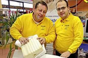 Matratze-aufmach Die Verkäufer Michael Fröhlich und Rene Glauber raten, auf das Innenleben der Matratze zu achten. Foto: Michael Matejka