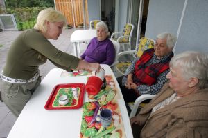 Wie möchte man im Alter wohnen? Eine WG mit Gleichaltrigen kann eine Alternative sein. Foto: epd