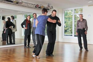 Ältere Tanzpaare im Studio