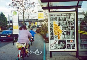 Bushaltestellen wurden mit Sitzplätzen nachgerüstet.  Foto: epd