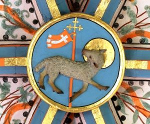 Der Schlussstein an der Decke der evangelischen Gertrudis-Kirche in Saalfeld Graba in Thueringen zeigt Christus als Siegeslamm. Als Osterlamm, gekennzeichnet mit der Siegesfahne, ist das Lamm ein Symbol fuer die Auferstehung Jesu Christi. Foto: epd