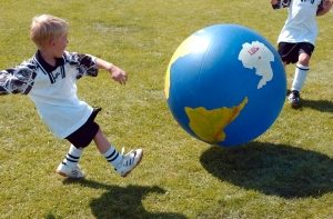 Die kickenden Kinder in Karlsruhe haben eine deutlich höhere Lebenserwartung als ihre Großeltern. Foto: epd