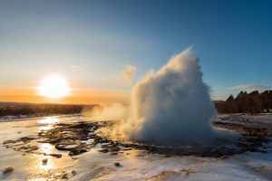 Urgewalten brechen sich Bahn, wenn Geysir Strokkur siedend heißes Wasser in die Höhe schießt. Foto: Sonja Birkelbach, fotolia.de.