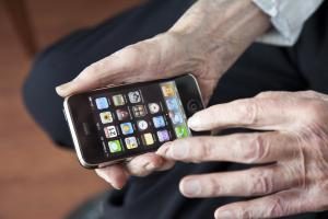 Mit dem Handy ins Internet? Lieber nicht, sagen die Älteren. Foto: epd-bild / Thomas Born