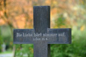 Je älter die Menschen im Durchschnitt werden, desto weniger unterscheiden sich ihre Alter zum Todeszeitpunkt. Foto: epd/Jens Schulze