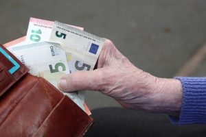 In Zukunft sollen die Übertragung von Pensionszusagen, einer Art der betrieblichen Altersvorsorge, einfacher werden. Foto: Juergen Blume/epd